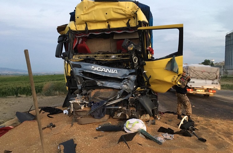 KAMYONLA TIR ÇARPIŞTI: 2 YARALI