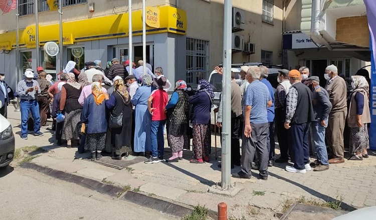 PTT’DE SOSYAL MESAFE UNUTULDU!