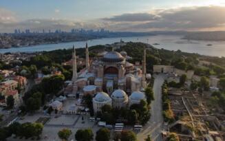 AYASOFYA KENDİNE HAYRAN BIRAKTI