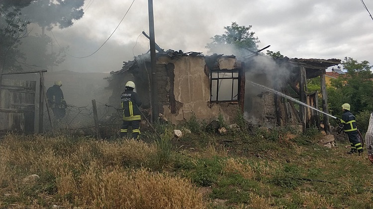 BOŞ EVDE ÇIKAN YANGIN KORKUTTU