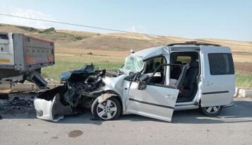 OTOMOBİL TIRA ARKADAN ÇARPTI