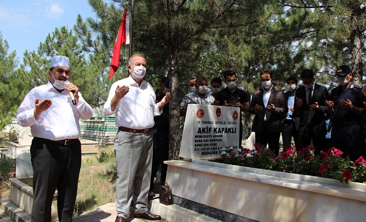 AKİF KAPAKLI MEZARI BAŞINDA ANILDI
