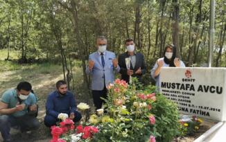 AK PARTİ’DEN ŞEHİT KABİRLERİNE ZİYARET