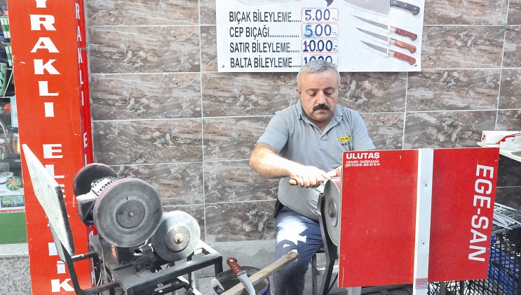 BIÇAKÇILARDA KURBAN MESAİSİ BAŞLADI