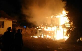 YAŞLI ÇİFT YANGINDA CAN VERDİ