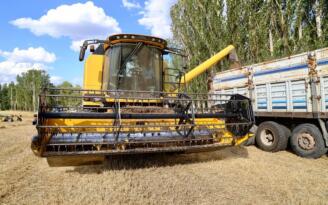 ÇORUM VALİSİ TARLADA HASAT YAPTI