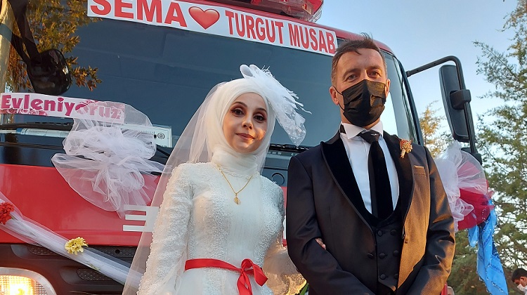 İTFAİYE ARACI GELİN ARABASI OLDU