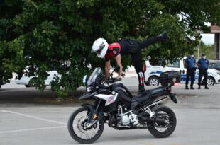 MOTORİZE POLİSLERDEN AKROBASİ GÖSTERİSİ