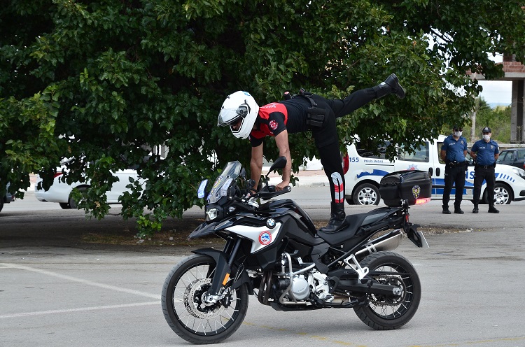 MOTORİZE POLİSLERDEN AKROBASİ GÖSTERİSİ