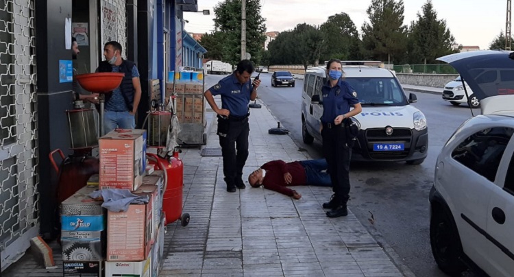 FARE ZEHİRİ İÇİP POLİSİ ARADI!