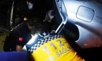 OTOMOBİL ORTA REFÜJE DEVRİLDİ