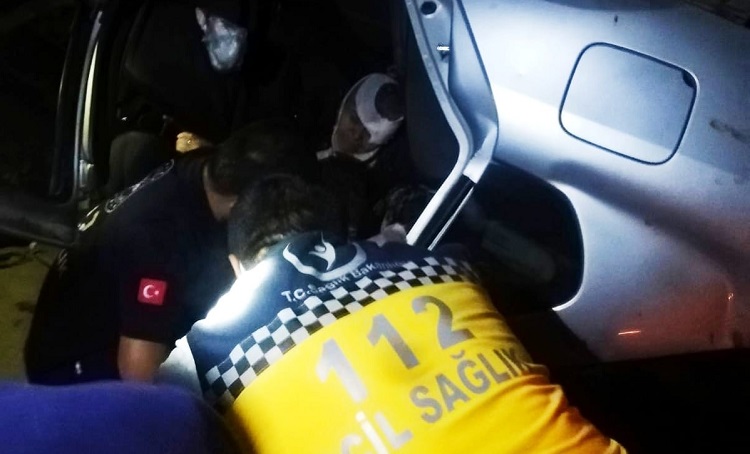 OTOMOBİL ORTA REFÜJE DEVRİLDİ