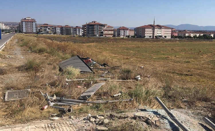 SÜRÜCÜ OTOBÜS DURAĞINA ÇARPTI
