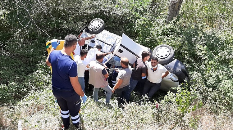 OTOMOBİL ŞARAMPOLE DEVRİLDİ!