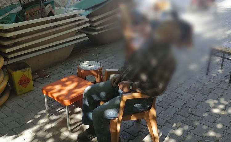 ECEL SANDALYE ÜSTÜNDE YAKALADI!