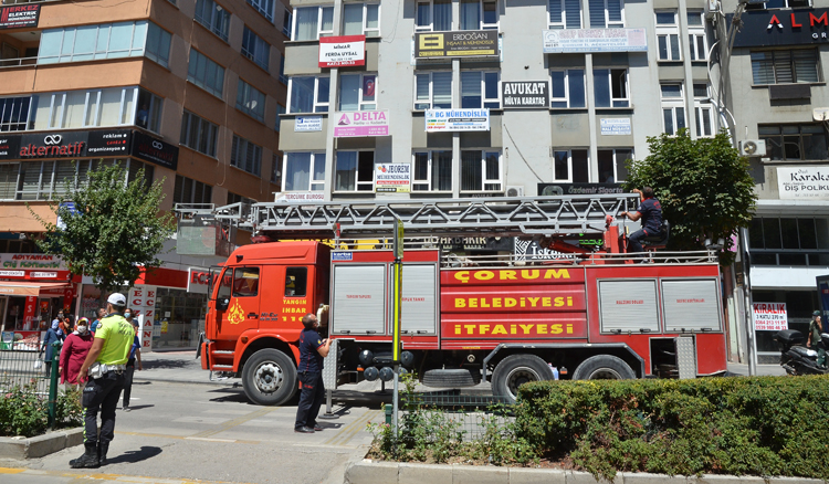 GAZİ CADDESİNDE BACA YANGINI!