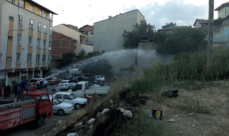 HAVAİ FİŞEK YANGIN ÇIKARDI