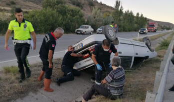 OTOMOBİL ORTA REFÜJE DEVRİLDİ!