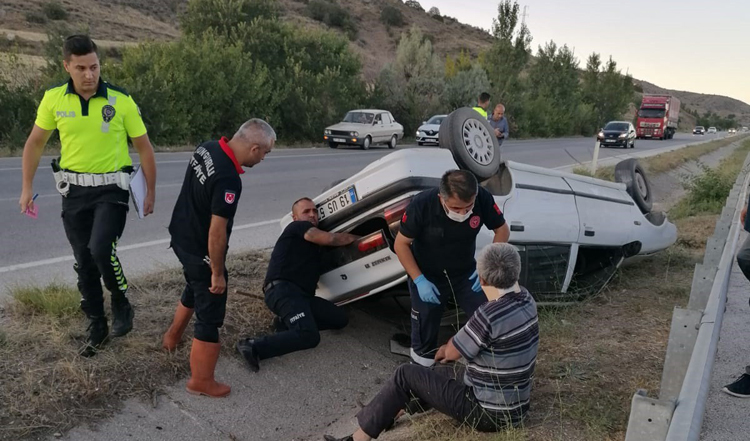 OTOMOBİL ORTA REFÜJE DEVRİLDİ!