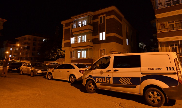 TARTIŞTIĞI EŞİNİ SİLAHLA VURDU!