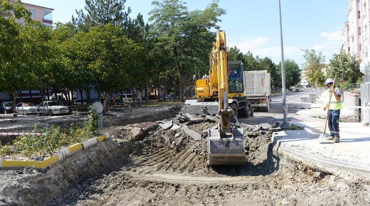 VARİNLİ CADDESİ YENİLENİYOR