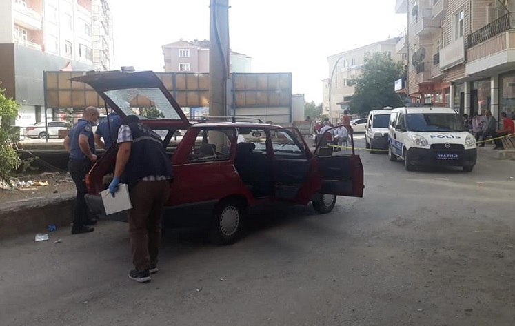 OTOMOBİLE SİLAHLA ATEŞ AÇILDI!