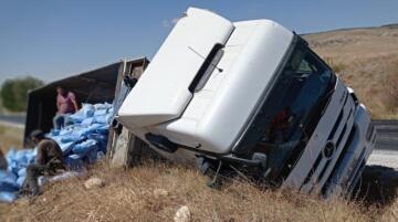 TOHUM YÜKLÜ TIR DEVRİLDİ