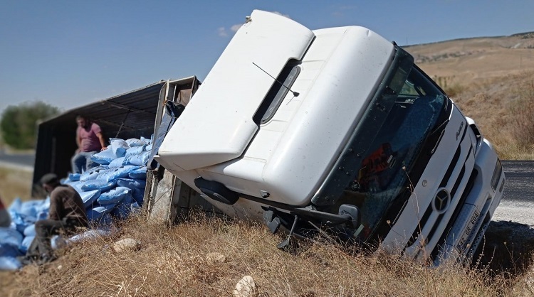 TOHUM YÜKLÜ TIR DEVRİLDİ