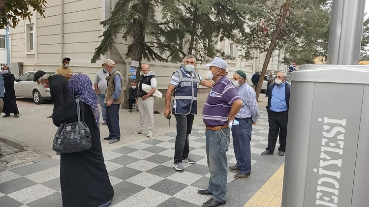 POLİSTEN SOSYAL MESAFE UYARISI!