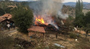 KÖYDEKİ YANGINDA 3 EV VE 1 SAMANLIK YANDI