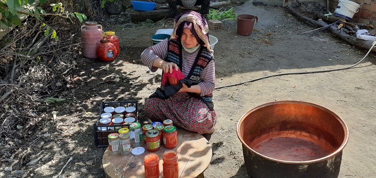 KADINLARIN KIŞLIK YİYECEK MESAİSİ