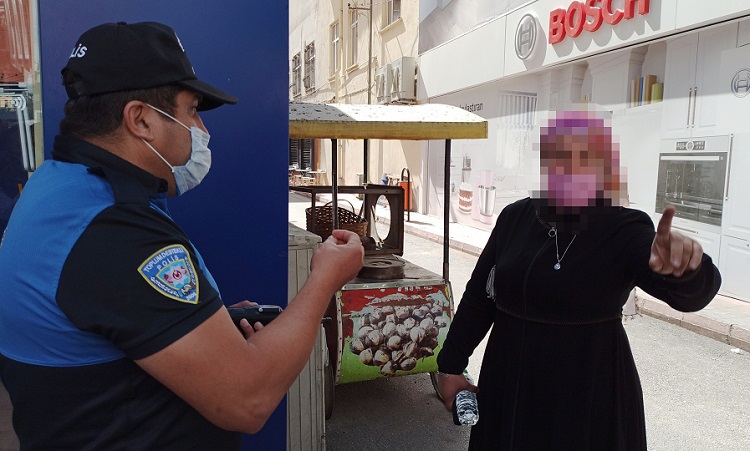 MASKESİZ KADIN POLİSLE TARTIŞTI