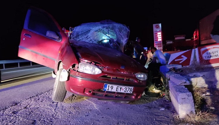 OTOMOBİL DUVARA ÇARPTI: 4 YARALI