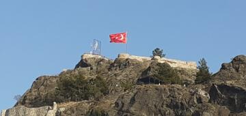 KANDİBER KALESİNDE BAYRAK YENİLENDİ