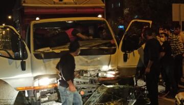 KAMYONET TRAKTÖRLE ÇARPIŞTI