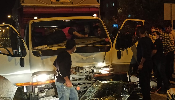 KAMYONET TRAKTÖRLE ÇARPIŞTI