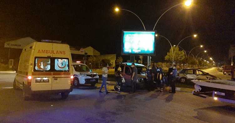 KAVŞAKTA İKİ OTOMOBİL ÇARPIŞTI