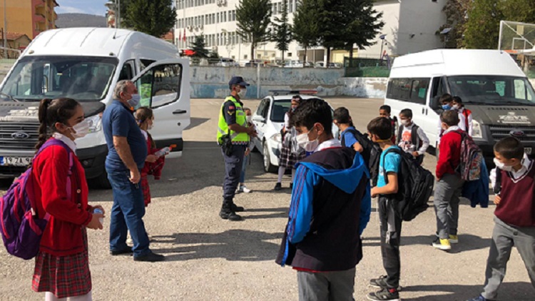 JANDARMA OKUL SERVİSLERİNİ DENETLEDİ