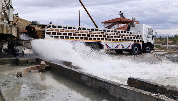 ÇORUM’DA 35 DERECE SICAK SU ÇIKTI!