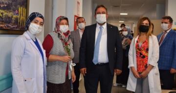 SAĞLIK ÇALIŞANLARI VE HASTALARA ÇİÇEK