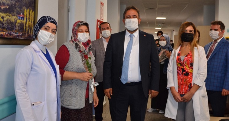 SAĞLIK ÇALIŞANLARI VE HASTALARA ÇİÇEK