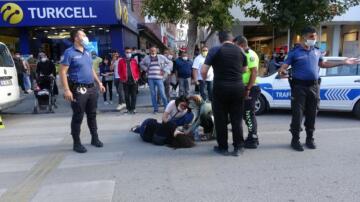 YAYA GEÇİDİNDE OTOMOBİL ÇARPTI