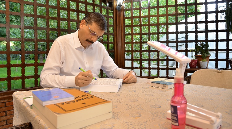 ÇORUM VALİSİ REKORA KOŞUYOR