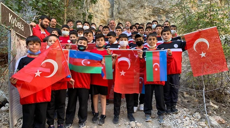 GÜREŞÇİLERDEN AZERBAYCAN’A DESTEK