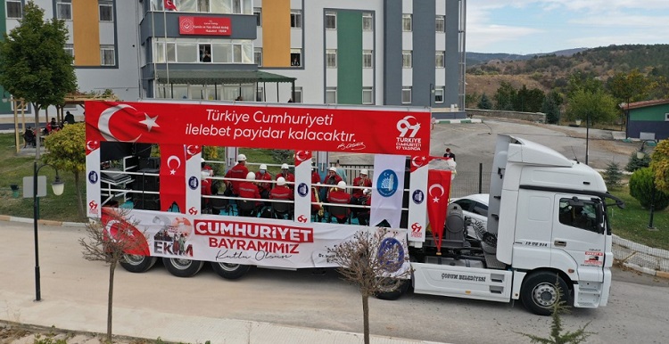 BAYRAM COŞKUSU MAHALLELERE TAŞINDI