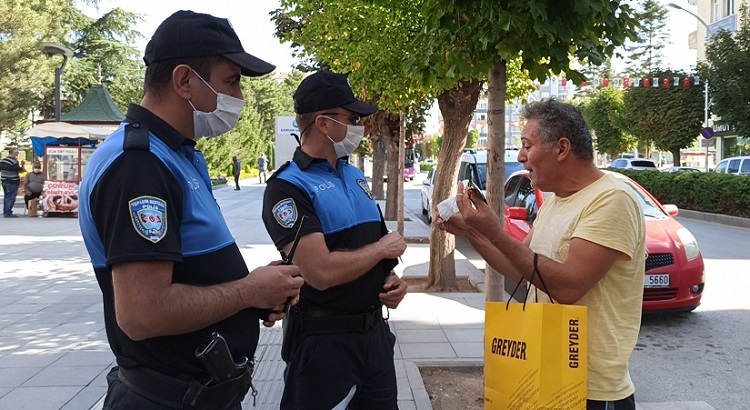 MASKE TAKMADI POLİSLERE İSYAN ETTİ!
