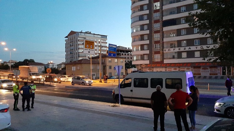 MİNİBÜSÜN ÇARPTIĞI KADIN ÖLDÜ