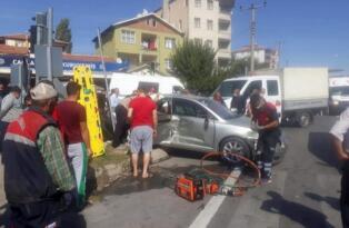 MİNİBÜS İLE OTOMOBİL ÇARPIŞTI!