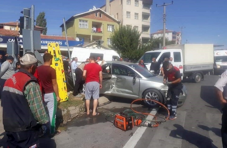 MİNİBÜS İLE OTOMOBİL ÇARPIŞTI!