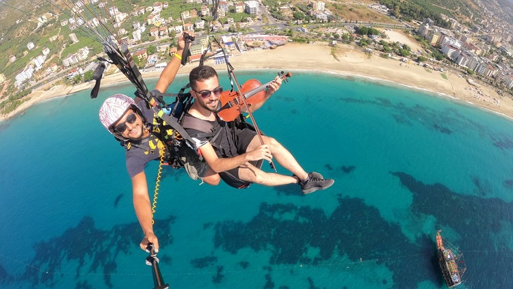 GÖKYÜZÜNDE MÜZİK RESİTALİ VERDİ